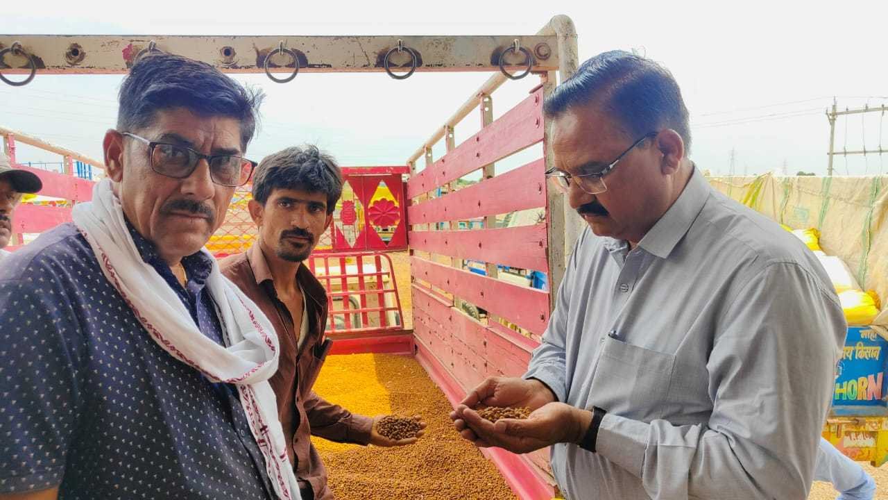 चना उपार्जन केन्द्रों का किया निरीक्षण, नॉन एफएक्यू चना अधिकारियों ने किया वापस