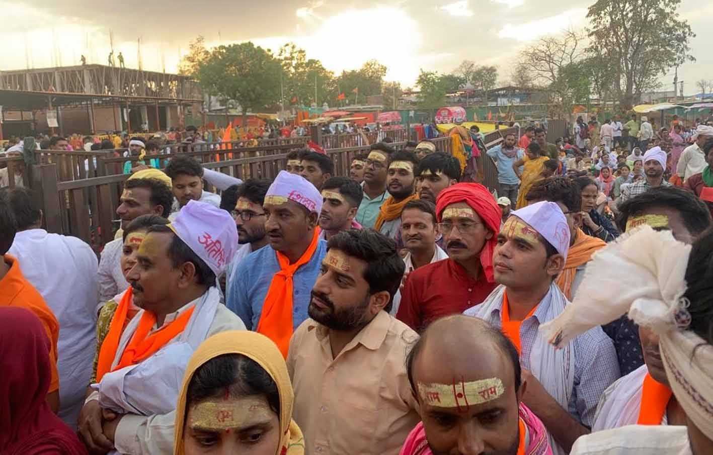 बागेश्वर धाम पहुंचे अतिथि शिक्षक, नियमितीकरण की लगाई अर्जी