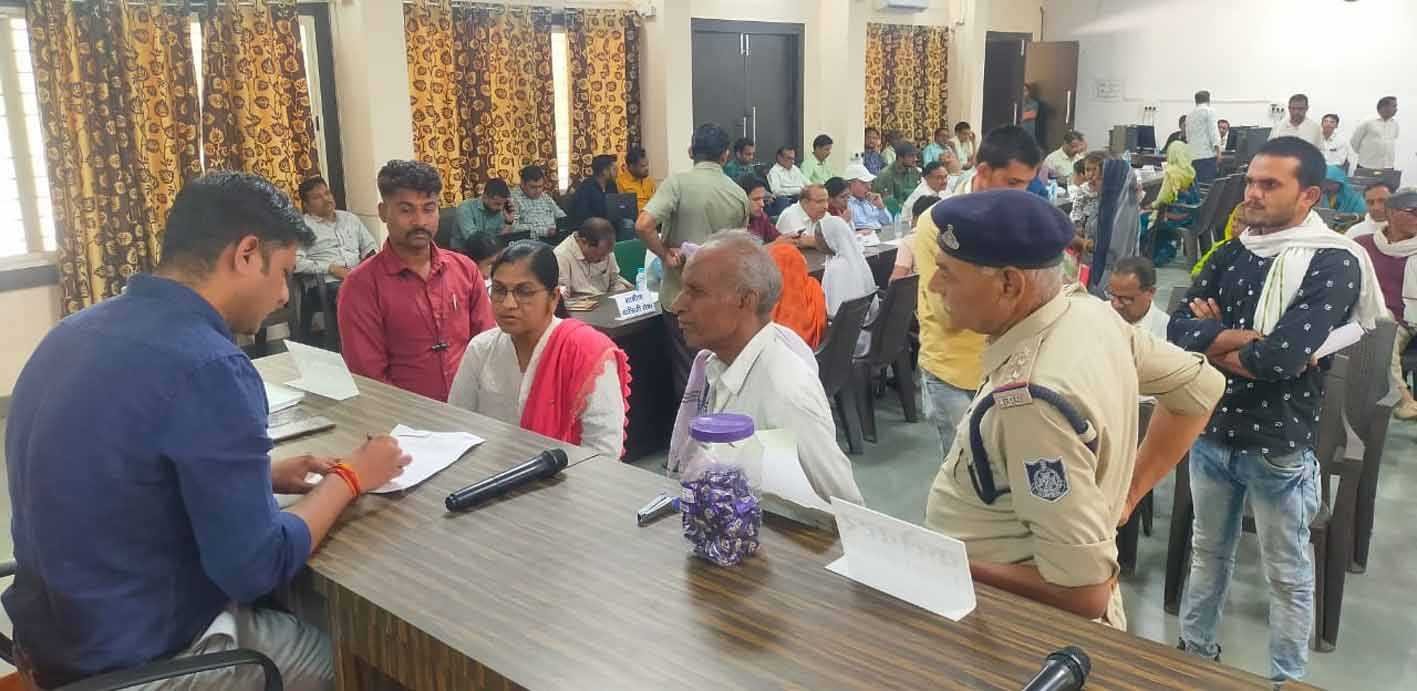 जनसुनवाई में सीईओ ने सुनी नागरिकों की समस्याएं