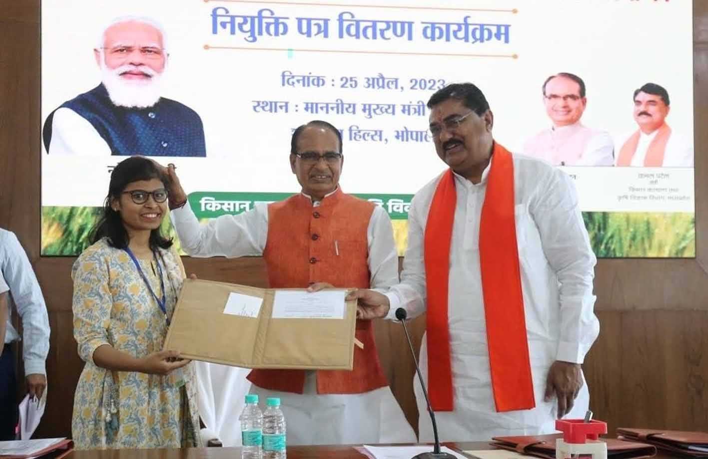 किसानों का भविष्य बनाने प्रामाणिक सेवाएं दें : शिवराज