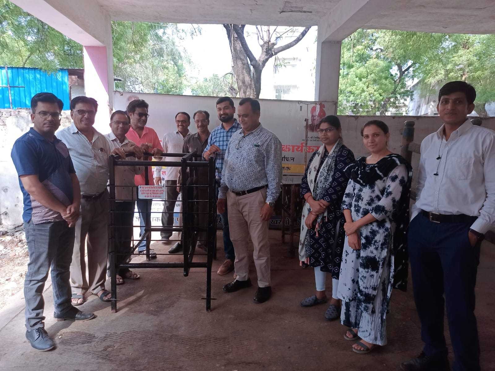 वर्ल्ड वेटनरी डे पर डॉ. अटोदे ने पशु चिकित्सालय को किया डॉग ट्रेविश भेंट