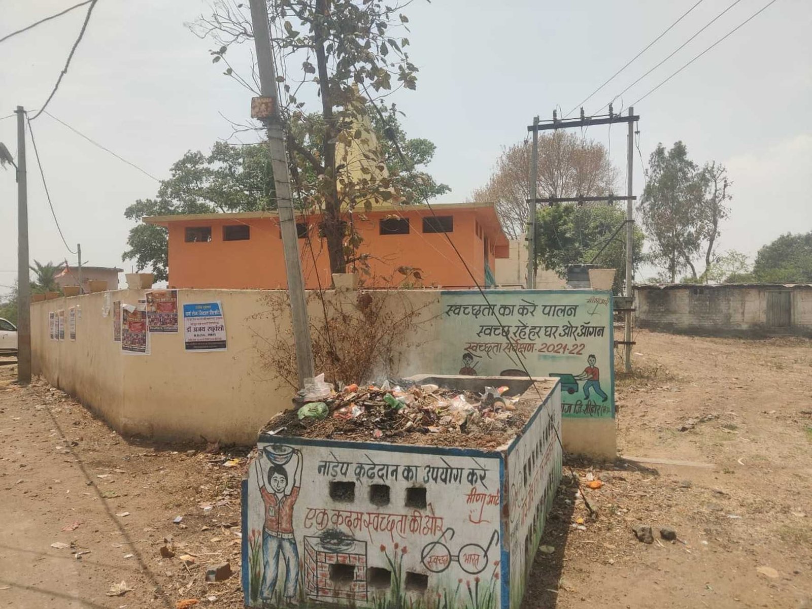स्वच्छता को लेकर लापरवाह ग्राम पंचायत, नीलकंठ मंदिर के चारो और लगा कचरे का अंबार