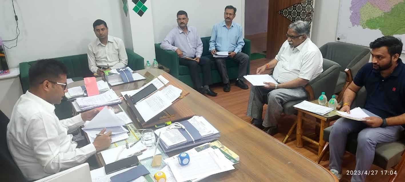 निरीक्षण में अनुपस्थित मिले समिति प्रबंधक  
