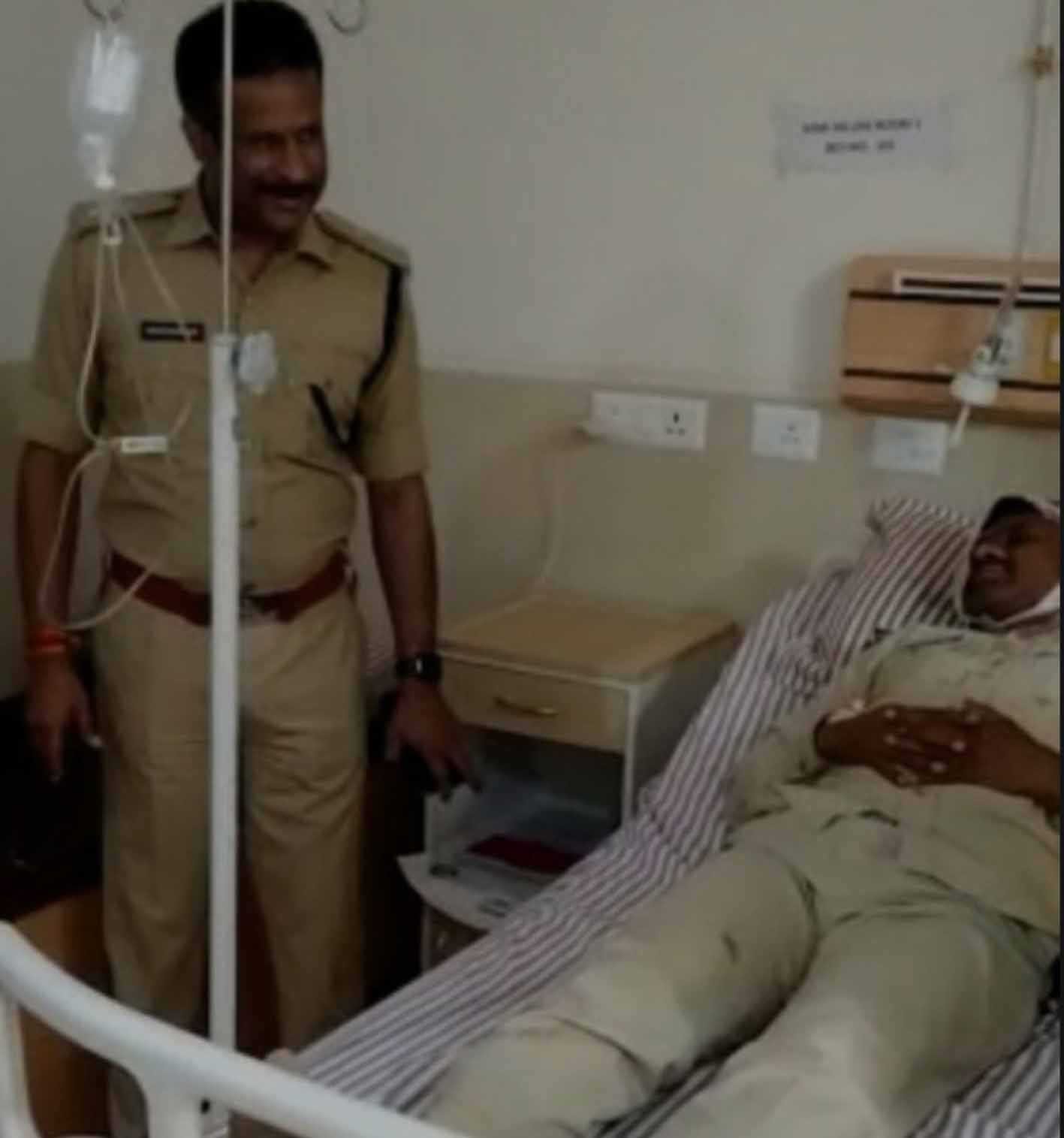 पुलिस बल पर कुल्हाड़ी से हमला