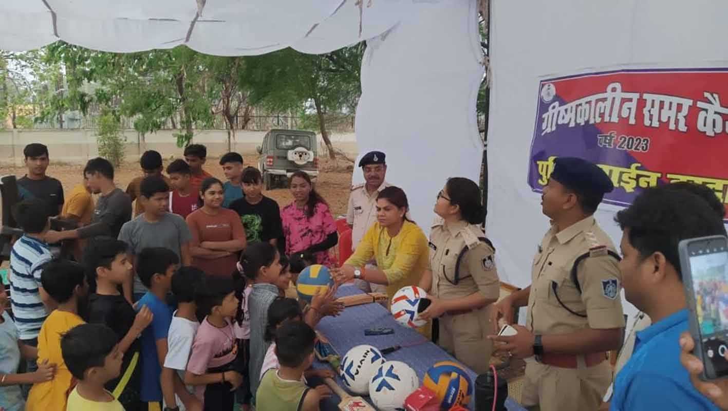 बच्चों को वितरित की खेल सामग्री