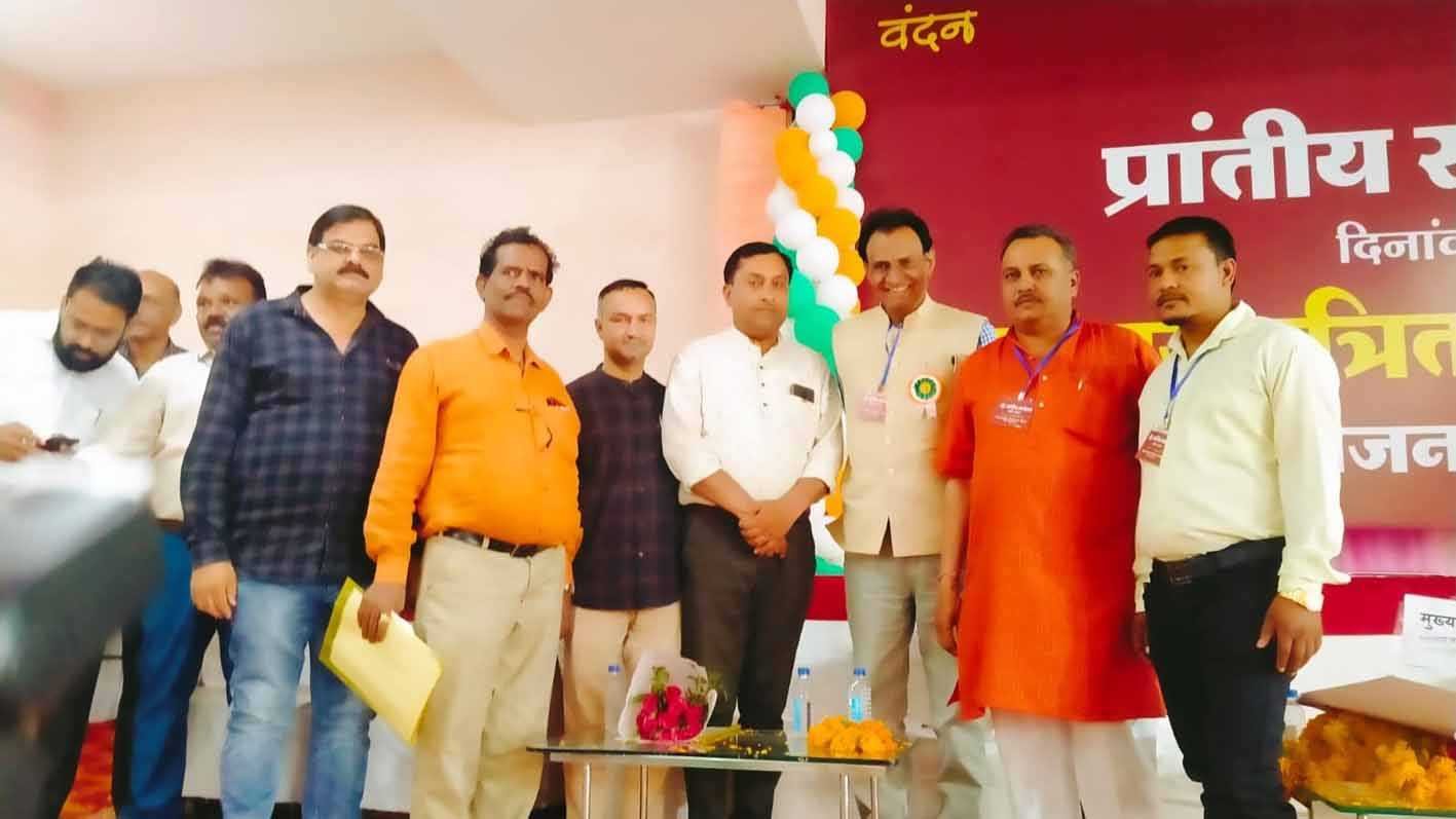 कर्मचारी कल्याण आयोग अध्यक्ष को सौंपा ज्ञापन