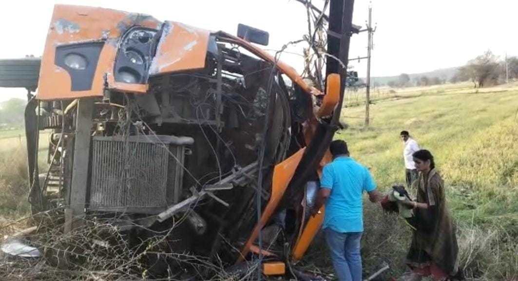 इंदौर-भोपाल रोड पर ओवरलोड तेज रफ्तार बस पलटी
