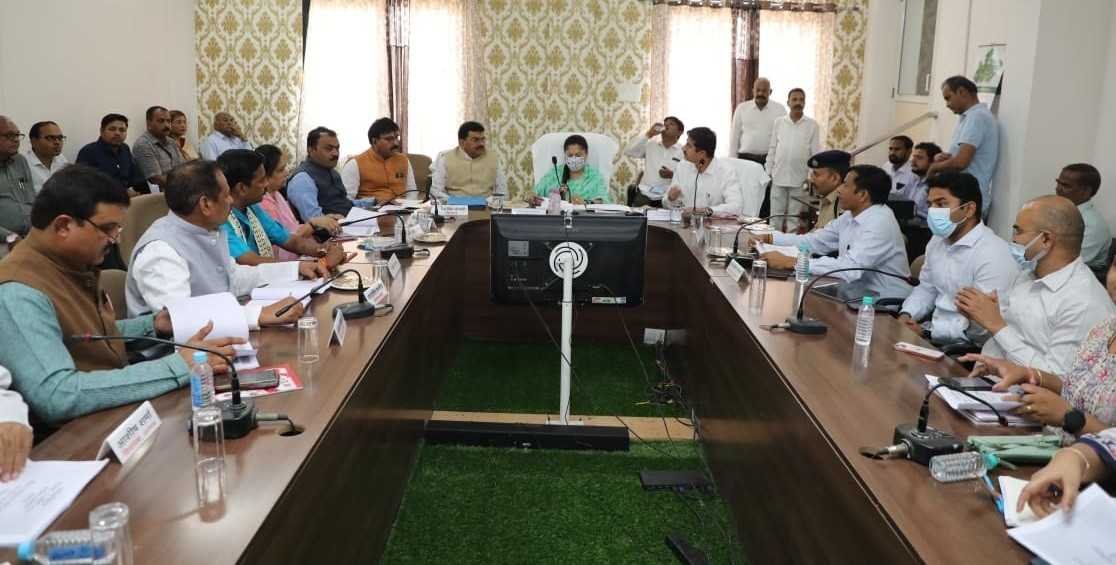 प्रभारी मंत्री की अध्यक्षता में लाड़ली बहना, जल जीवन मिशन, एक जिला एक उत्पाद, सीएम राइज और उपार्जन की समीक्षा बैठक आयोजित