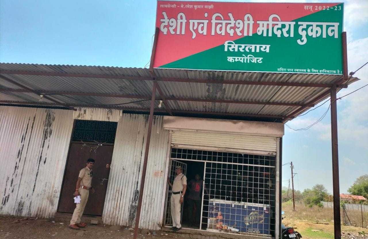 आज से शराब दुकान में संचालित अहाते में बैठकर शराब पीना हुआ बंद 