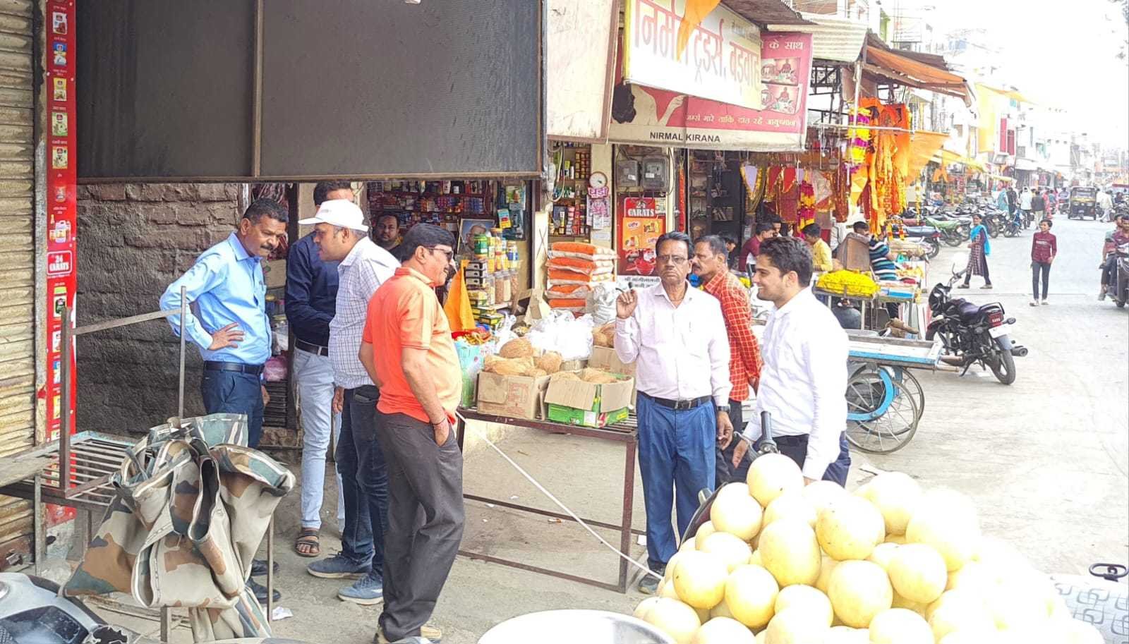 दुकानों के बाहर अतिक्रमण हटाकर एमजी रोड करेंगे चौड़ा जाम से मिलेगी राहत 