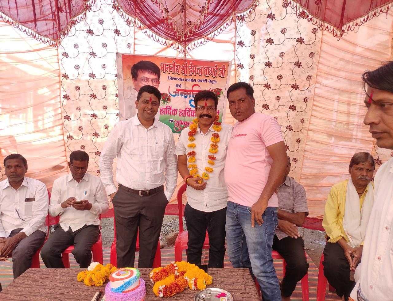 मरीजों को फल वितरित कर मनाया जिला अध्यक्ष का जन्मदिवस