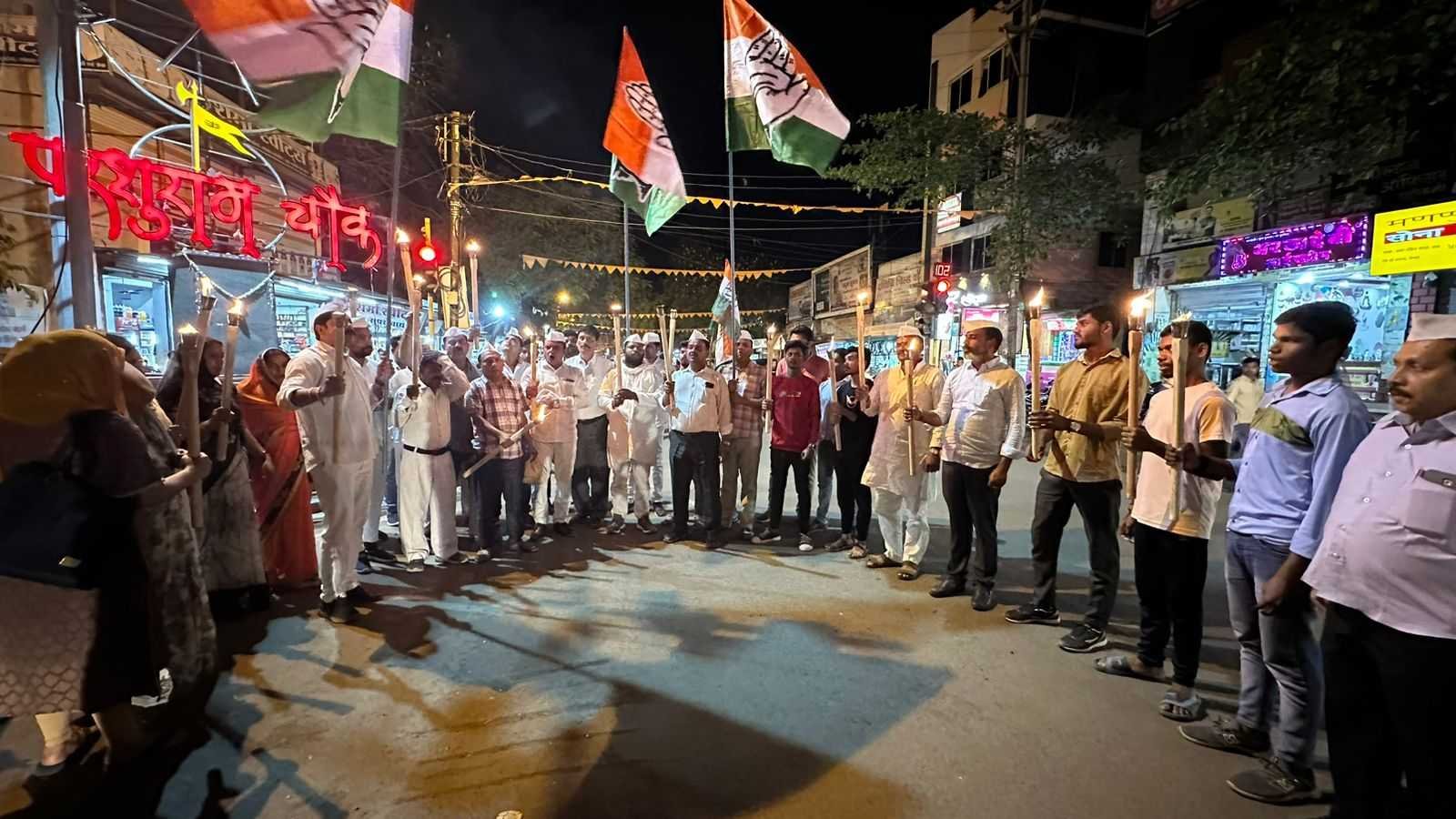 उत्तम तेनगुरिया के नेतृत्व में निकला मशाल जुलूस