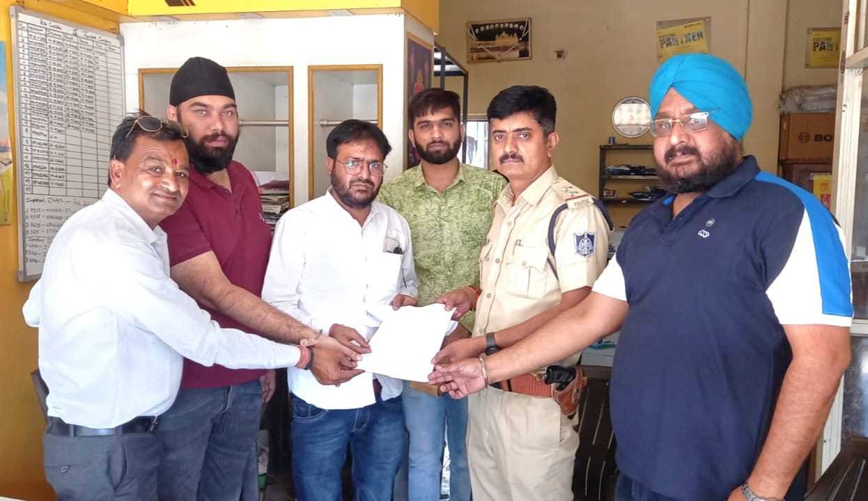 कवर कालोनी के मुख्य मार्ग से शराब दुकान हटाने की हुई मांग