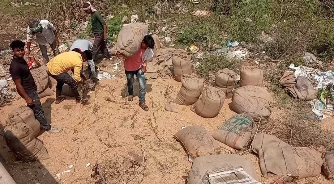ओवरलोड ट्राली का एक्सल टूट जाने से नदी में गिरी गेहूं की बोरियां।