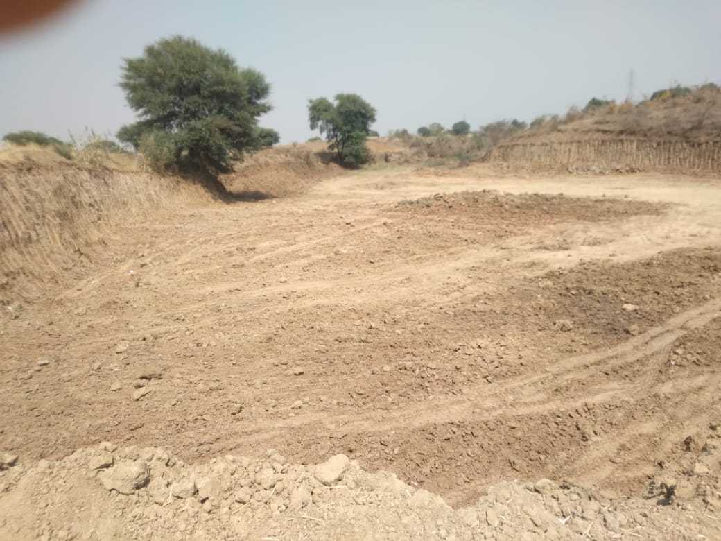 ठेकेदार द्वारा अवैध खुदाई कर सड़क पर डाली मिट्टी