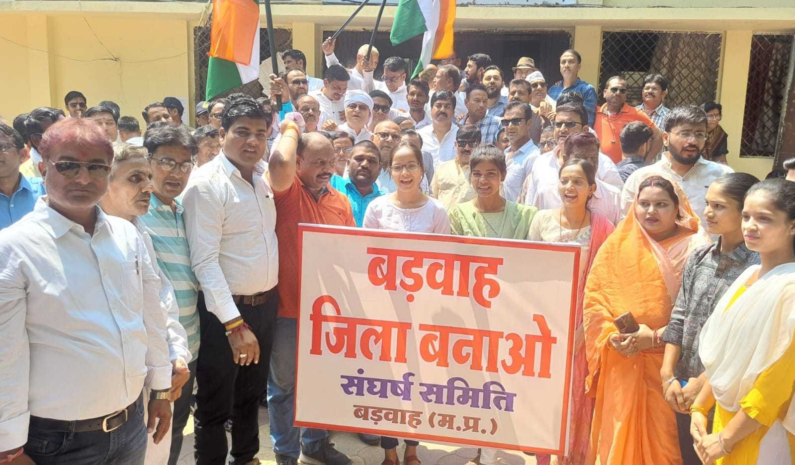 मुख्यमंत्री के नाम ज्ञापन देकर नगरवासियों ने की बड़वाह को जिला बनाने की मांग