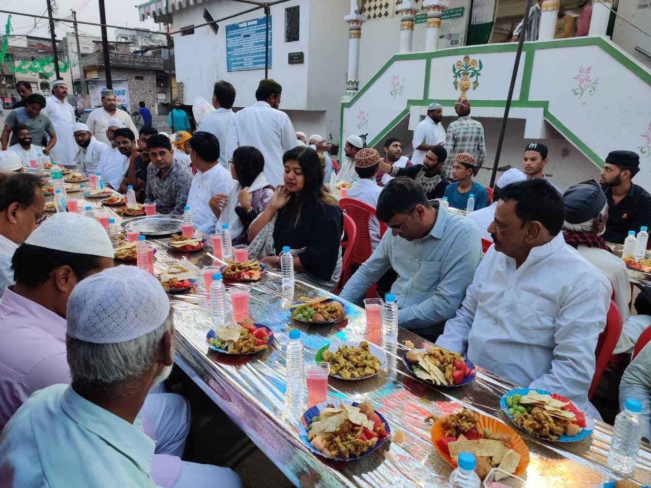 रोजेदारों को दी इफ्तार पार्टी