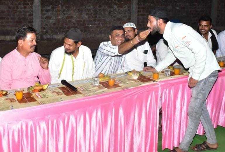 सरपंच ने इफ्तार पार्टी देकर खुलवाया रोजा