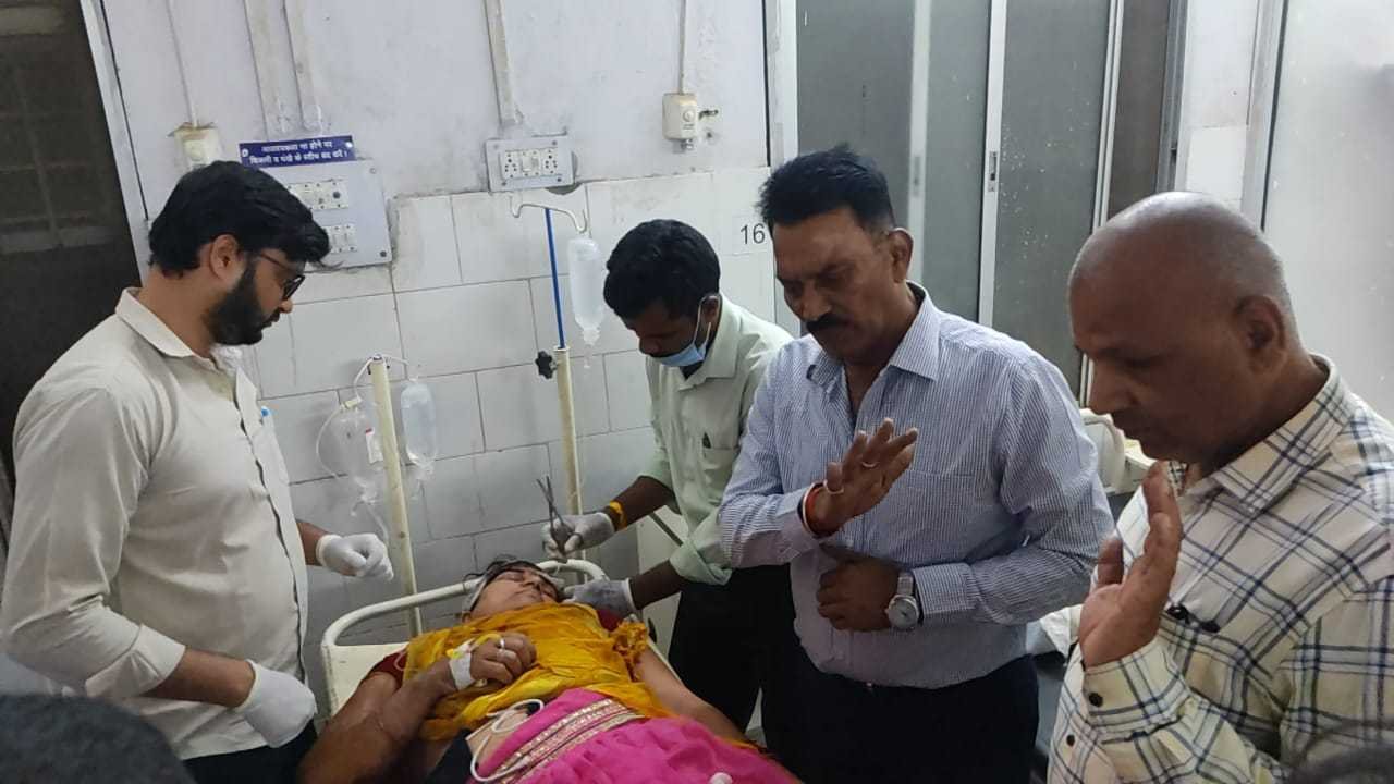 प्रभारी मंत्री श्री सिलावट ने जिला अस्पताल पहुंचकर घायलों के उपचार की जानकारी ली