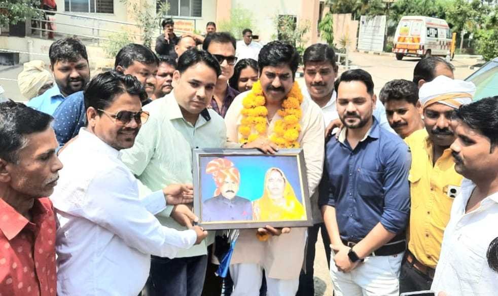 नगर के युवा,समाजसेवियो और संगठन सदस्यो ने भव्य स्तर पर मनाया मंडल अध्यक्ष तोमर का जन्म दिन 