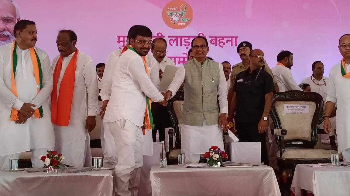 सीएम का गर्मजोशी से किया स्वागत