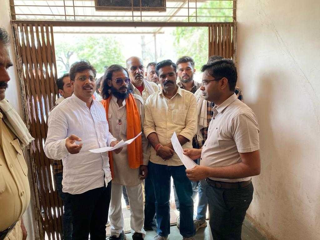 शिवसैनिकों ने एसडीएम को सौपा ज्ञापन, जानिए क्या है मांग