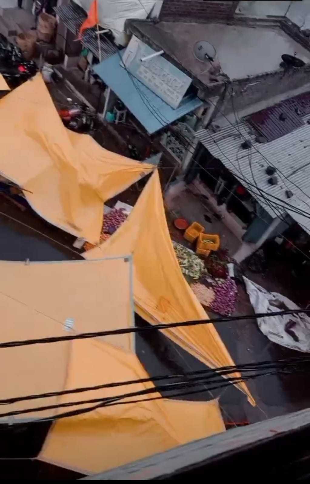 भारी आंधी तूफान के साथ एवं गरज बरस के साथ बरसा पानी