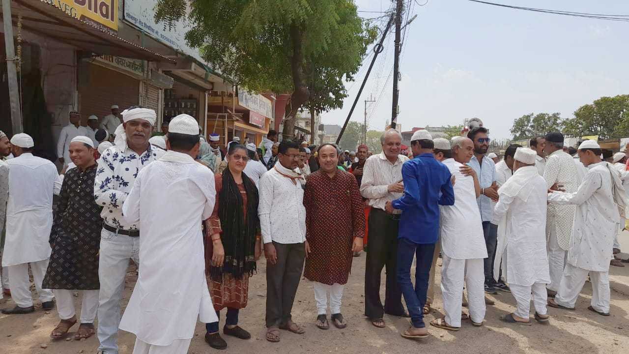बड़े धूमधाम से मनाया गया मुस्लिम समाज का सबसे बड़ा पर्व ईद उल फितर