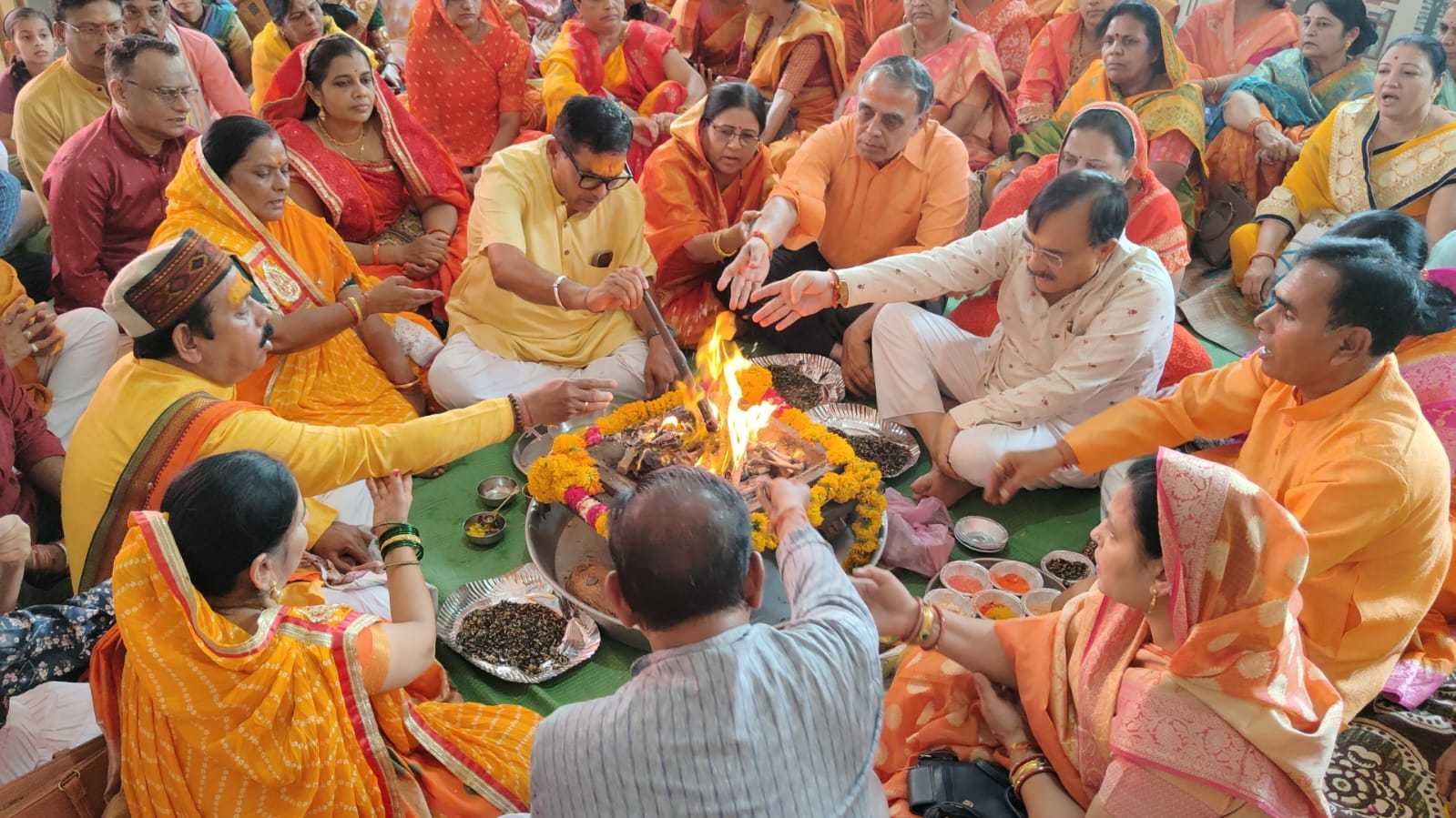 परशुराम जन्मोत्सव के अवसर पर दत्त मंदिर में ब्राह्मण समाज ने की पूजा अर्चना