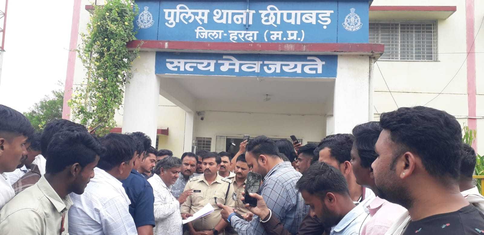 तिरोले कुनबी पटेल समाज द्वारा एसडीओपी को सौंपा ज्ञापन