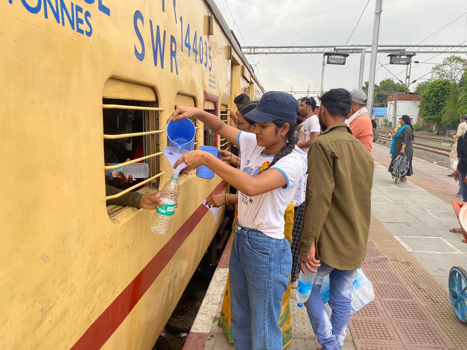 आदिवासी संगठन व्दारा रेल्वे स्टेशन पर जलसेवा
