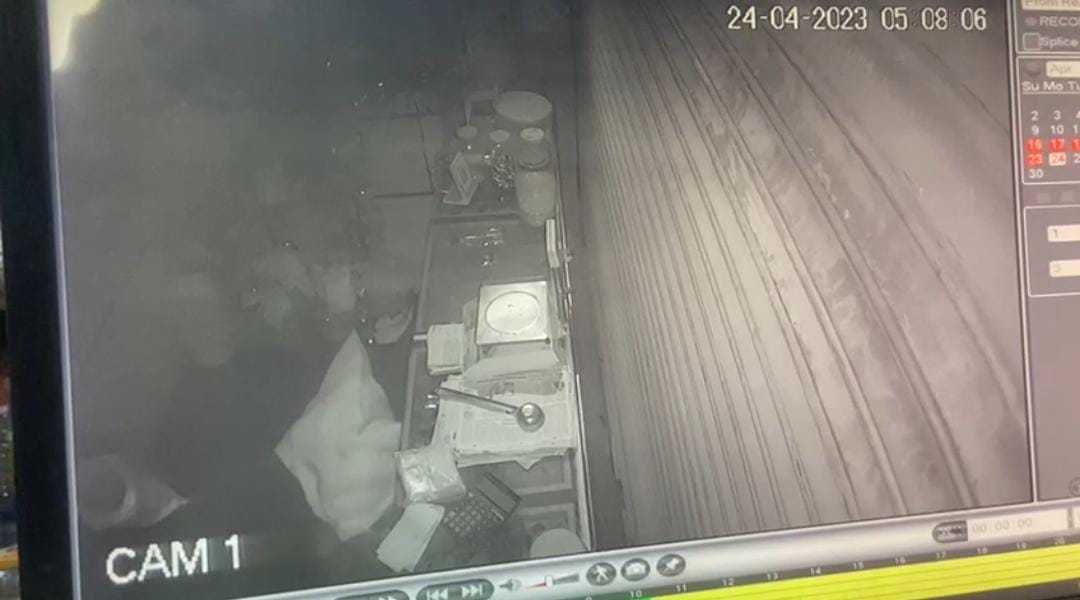 किराना दुकान में हुई 90000 की चोरी सीसीटीवी में कैद हुआ चोर