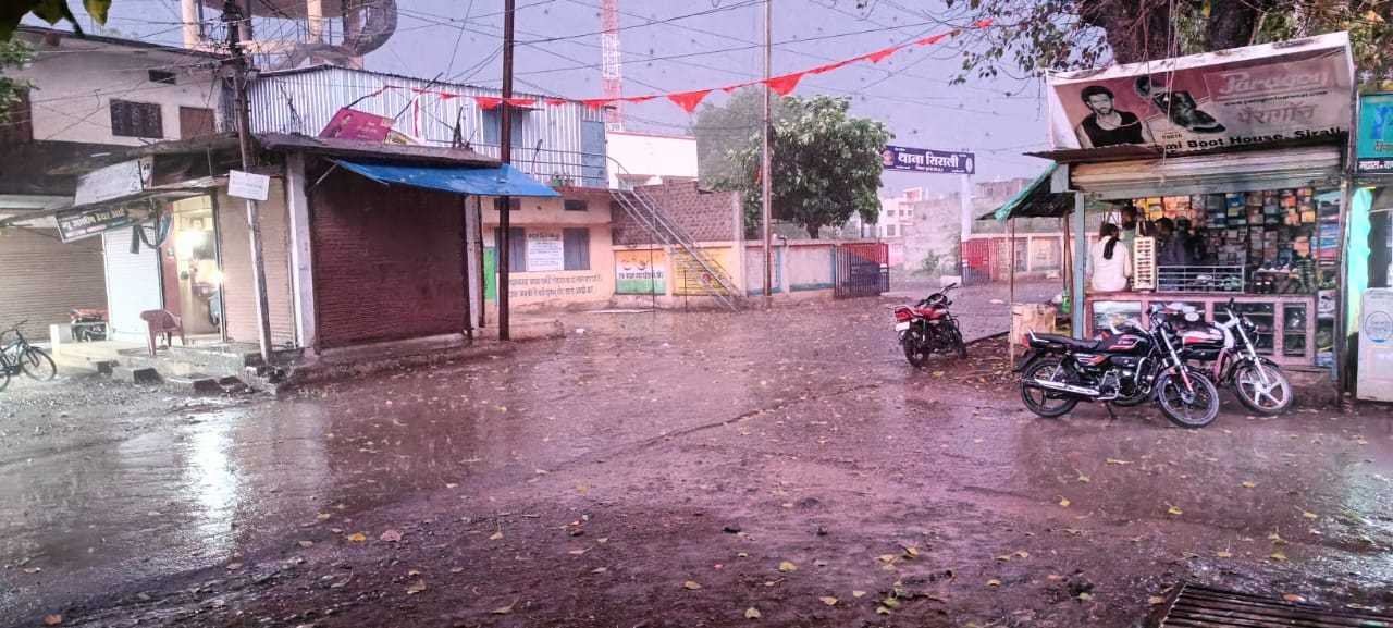 सिराली में रात 9:00 बजे तेज बारिश के साथ आंधी हवा चली