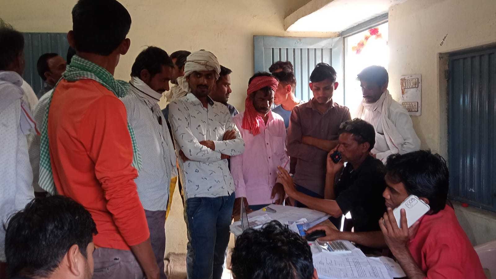 महुआखेड़ा सोसाइटी में हो रही धांधली, तोला जा रहा व्यापारियों का चना