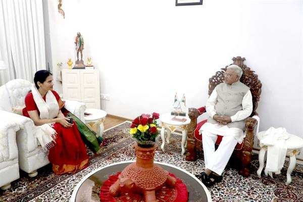 राज्यपाल श्री मंगुभाई पटेल से केन्द्रीय राज्य मंत्री डॉ. भारती पवार ने की सौजन्य भेंट