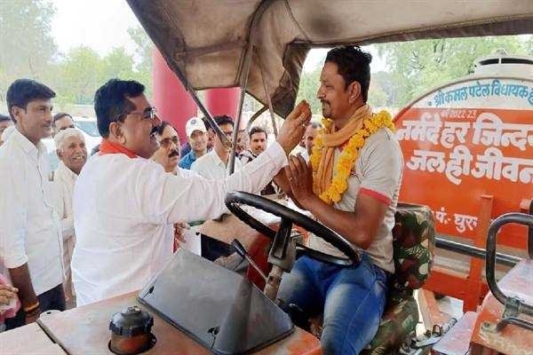 ग्रामीणों को पेयजल के लिये परेशान नहीं होने देंगे : कृषि मंत्री श्री पटेल