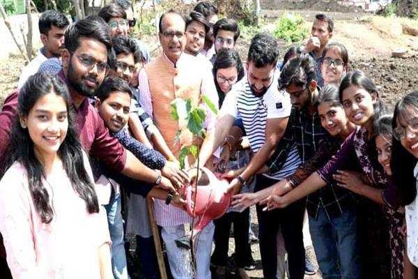 मुख्यमंत्री श्री चौहान के साथ तूर्यनाद संस्था के सदस्यों ने किया पौध-रोपण