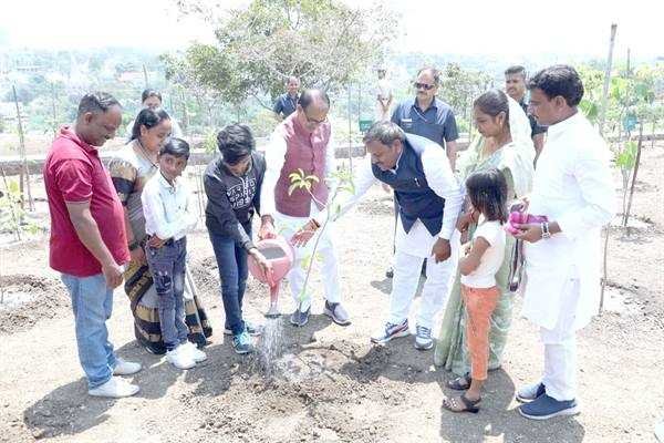 मुख्यमंत्री श्री चौहान ने ट्विन क्लब के सदस्यों के साथ रोपे पौधे