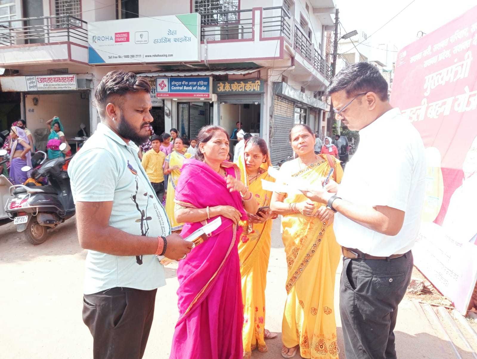 अवैध रेत खनन को लेकर नर्मदा संरक्षण समिति सदस्यों ने सौंपा ज्ञापन