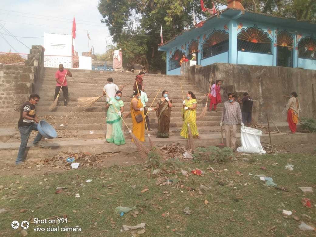 निगम प्रशासन स्वास्थ्य टीम एवं महिला मंडल के सहयोग से रामेश्वर कुंड की सफाई की गई