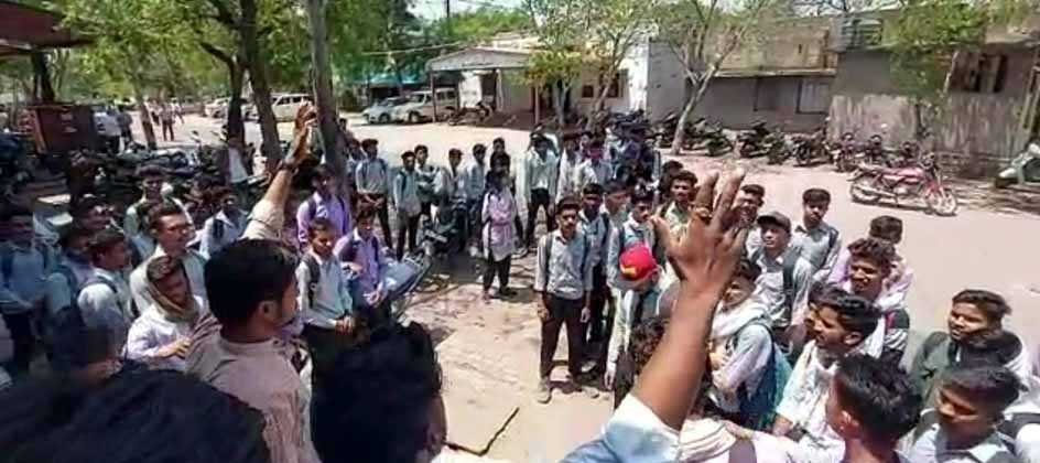 ये कैसा विकसित शहर, सिटी बस के लिए सड़क पर उतरने की जरूरत…?