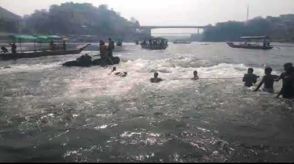 ओंकारेश्वर में नाविकों की तत्परता से बड़ा हादसा टला