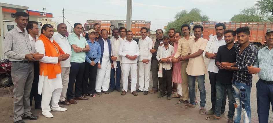 जियो और जीने दो का दिया संदेश, पक्षियों के लिए बांटे संकोरे