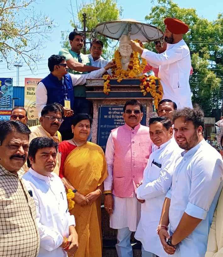 पं. माखनलाल चतुर्वेदी की जयंती पर प्रभारी मंत्री व सांसद ने किया माल्यार्पण