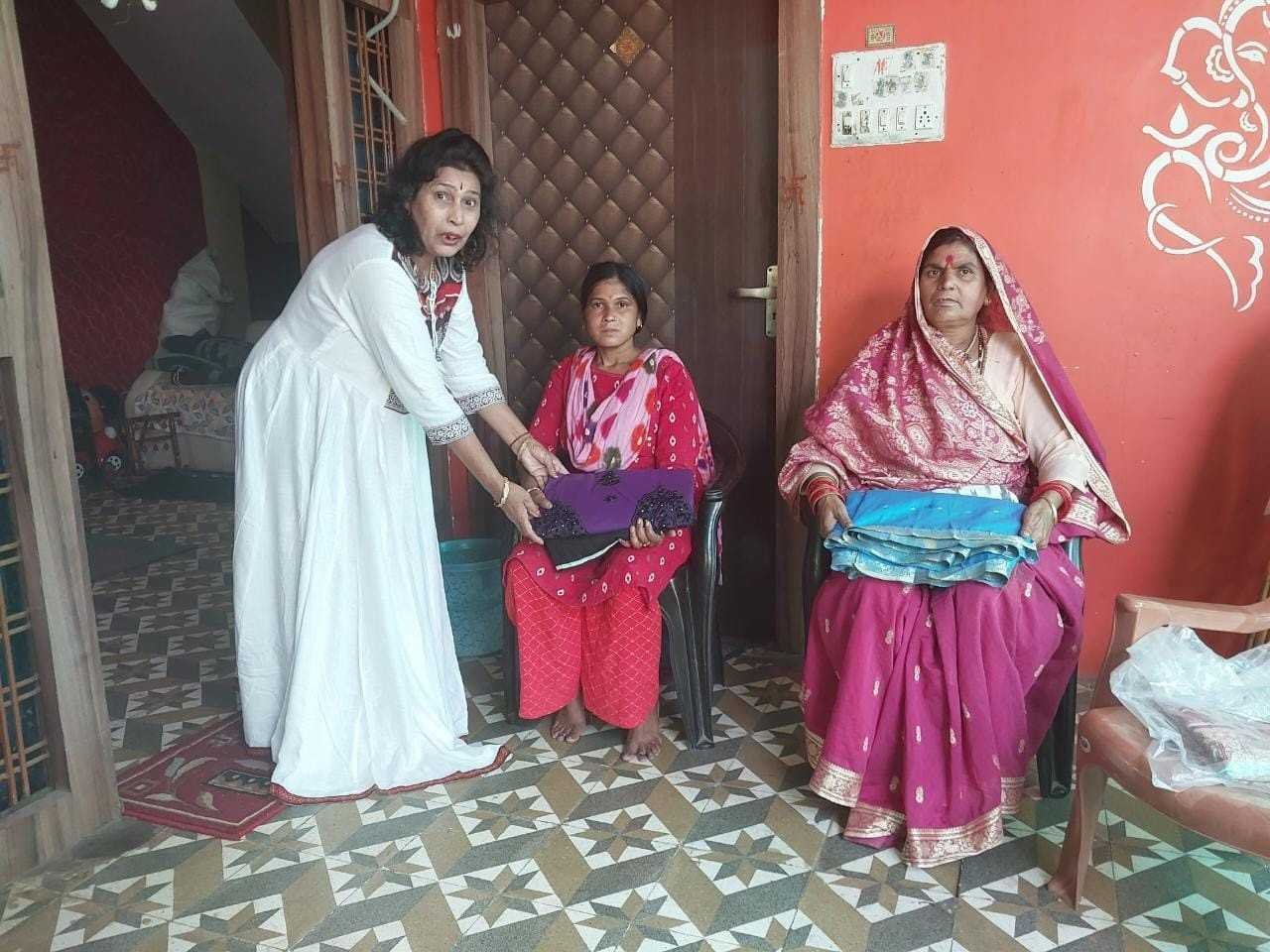 रेल्वे की महिला मजदूरों का किया सम्मान