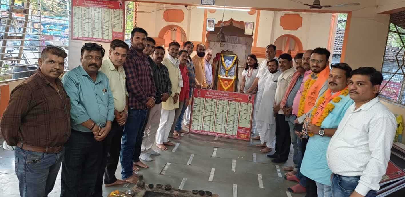 एक तिथि एक त्यौहार कैलेंडर को मंदिरों में किया भेंट