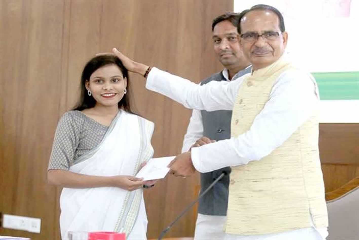 शासकीय सेवा अपने लिए नहीं, अपनों के लिए करें : मुख्यमंत्री