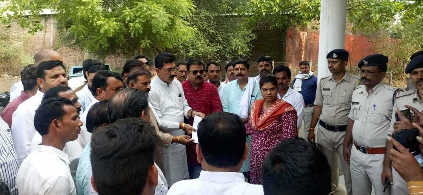 दोषियों पर कार्यवाही की मांग को लेकर सौंपा ज्ञापन