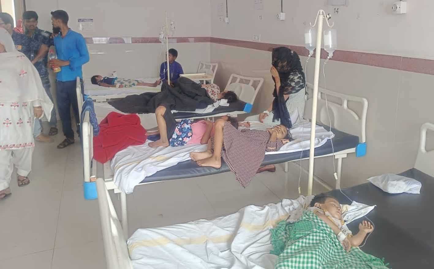 मधु मक्ख्यिों के हमले से 15 लोग घायल