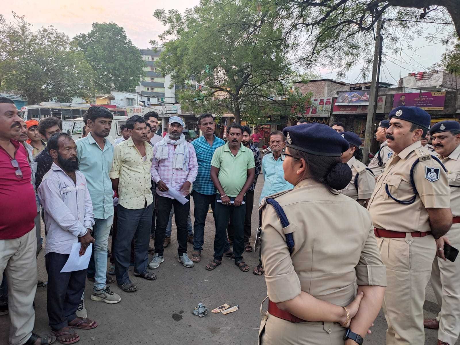 पैदल भ्रमण कर पुलिस ने किया जनसंवाद